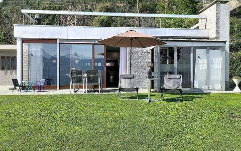 Bikini: Casa, Sombra, Puerta, Silla, Jardín, Cabaña, Mesa Al Aire Libre, Mueble Para Exteriores, Inmuebles, Yarda