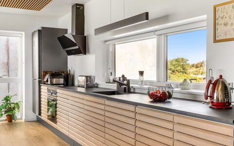 Nadua - 25M from the Sea: Cocina, Madera, Piso, Diseño De Interiores, Mueble, Mostrador, Aparato De Cocina, Electrodoméstico, Gabinetes