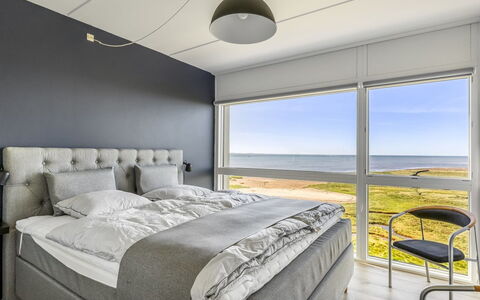 Nadua - 25M from the Sea: Cama, Habitación, Mueble, Sábana, Piso, Lecho, Suelo, Diseño De Interiores, Marco De La Cama, Techo