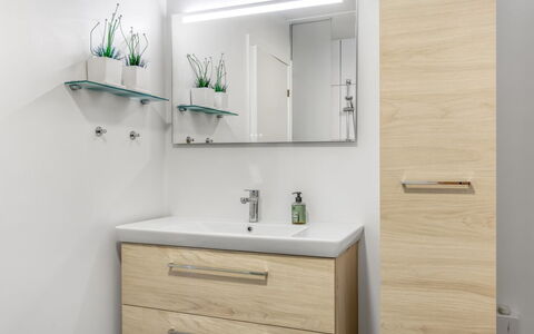 Nadua - 25M from the Sea: Mueble De Baño, Gabinetes, Suelo, Cajón, Arreglo De Tubería, Espejo, Lavabo Del Baño, Baño, Plomería, Vestidor