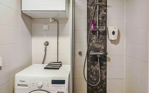 Parashimos B: Lavadora, Arreglo De Tubería, Baño, Diseño De Interiores, Piso, Secadora De Ropa, Suelo, Cuarto De Lavado, Baño, Electrodoméstico