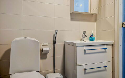 Parashimos B: Asiento Del Baño, Baño, Arreglo De Tubería, Lavabo Del Baño, Baño, Lavabo, Piso, Mueble De Baño, Diseño De Interiores, Suelo