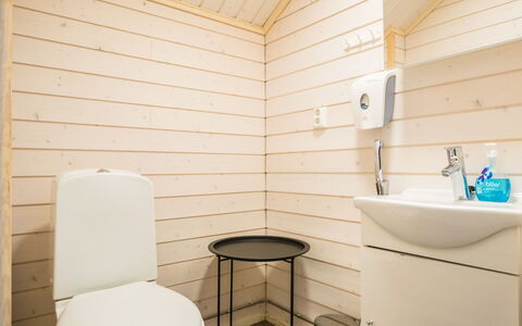 Parashimos B: Piso, Madera, Suelo, Diseño De Interiores, Arreglo De Tubería, Habitación, Baño, Techo, Baño, Manchas De Madera
