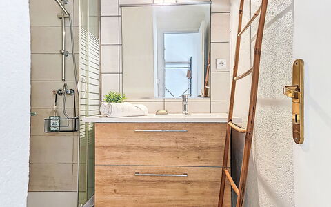 Les Roses: Piso, Suelo, Diseño De Interiores, Arreglo De Tubería, Mueble De Baño, Habitación, Baño, Espejo, Plomería, Loseta