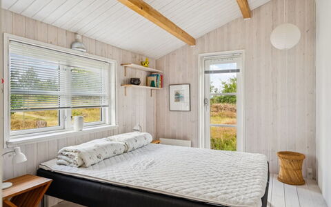 Sorja - 170M from the Sea: Madera, Habitación, Diseño De Interiores, Techo, Suelo, Casa, Cama, Piso, Mueble, Sábana