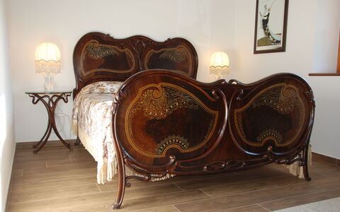 Casa Chimera: Manchas De Madera, Madera Dura, Suelos De Madera, Habitación, Antiguo, Marco De La Cama, Lámpara, Cama, Lecho