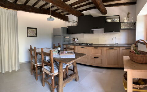 Casa Chimera: Mueble, Diseño De Interiores, Cocina, Madera, Piso, Mostrador, Techo, Gabinetes, Habitación, Suelo