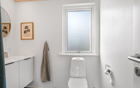 Frudde - 500M from the Sea: Asiento Del Baño, Piso, Suelo, Baño, Arreglo De Tubería, Diseño De Interiores, Madera, Baño, Plomería, Lavabo