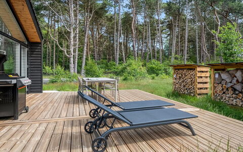 Frudde - 500M from the Sea: Madera, Mueble Para Exteriores, Mueble, Madera Dura, Cobertura Del Suelo, Jardín, Tablón, Cubierta, Mesa Al Aire Libre, Suelos De Madera