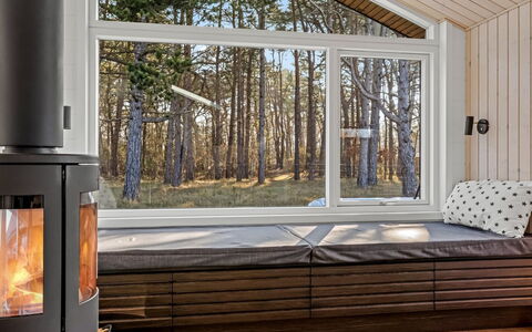 Frudde - 500M from the Sea: Piso, Madera, Diseño De Interiores, Suelo, Suelos De Madera, Mueble, Casa, Manchas De Madera, Madera Dura, Sala