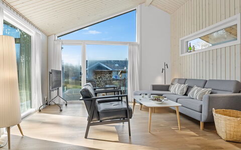 Frudde - 500M from the Sea: Diseño De Interiores, Madera, Mueble, Sala, Sofá, Piso, Suelo, Casa, Techo, Habitación