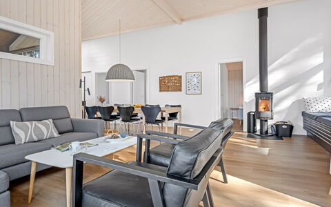 Frudde - 500M from the Sea: Diseño De Interiores, Mueble, Piso, Madera, Suelo, Sofá, Sala, Techo, Suelos De Madera, Habitación