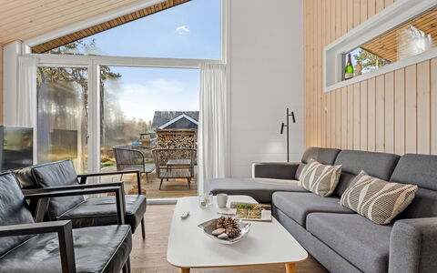 Frudde - 500M from the Sea: Madera, Diseño De Interiores, Sofá, Piso, Sala, Suelo, Casa, Mueble, Habitación