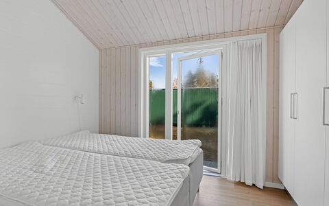 Frudde - 500M from the Sea: Madera, Piso, Suelo, Suelos De Madera, Madera Dura, Tablón, Habitación, Manchas De Madera, La Luz Del Día, Cama