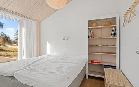 Frudde - 500M from the Sea: Madera, Techo, Piso, Habitación, Suelo, Diseño De Interiores, Cama, Casa, Habitación, Suelos De Madera