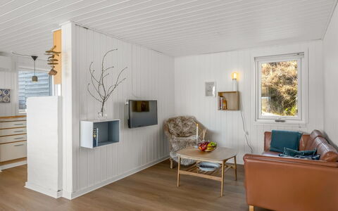 Aiden - 650M from the Sea: Mueble, Madera, Diseño De Interiores, Piso, Suelo, Silla, Habitación, Techo, Sala, Departamento