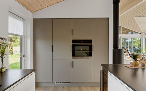 Minka - 500M from the Sea: Cocina, Piso, Mostrador, Diseño De Interiores, Mueble, Madera, Aparato De Cocina, Gabinetes, Suelo, Techo