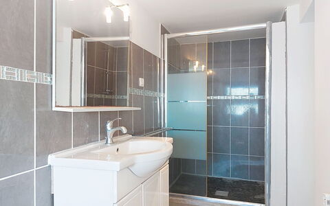 Casa Giuliani: Arreglo De Tubería, Piso, Suelo, Diseño De Interiores, Lavabo Del Baño, Techo, Plomería, Baño, Encendiendo, Lavabo