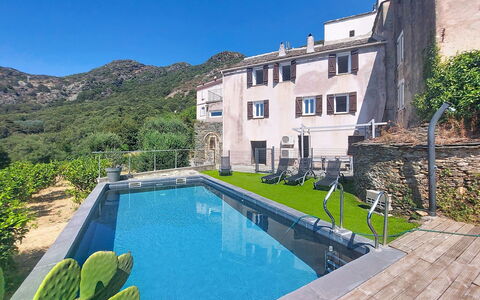 Casa Giuliani: Azul, Accidentes Geográficos Montañosas, Montaña, Colina, Barrio Residencial, Piscina, Cordillera, Casa, Hill Station, Cresta