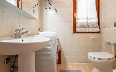 Fortuna: Asiento Del Baño, Baño, Lavabo Del Baño, Baño, Arreglo De Tubería, Lavabo, Piso, Suelo, Diseño De Interiores, Grifo