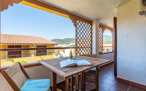 Fortuna: Madera, Techo, Diseño De Interiores, Manchas De Madera, Balcón, Departamento, Sombra, Madera Dura, Silla, Cocina Y Comedor Mesa