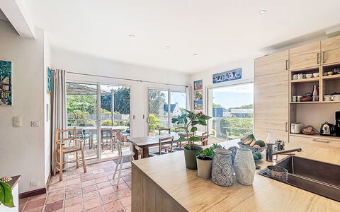 Villa Trugarez: Madera, Piso, Mueble, Suelo, Cocina Y Comedor Mesa, Casa, Suelos De Madera, Mostrador, Silla, Cocina