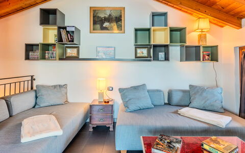 La Torre a Dorio: Mueble, Diseño De Interiores, Pared, Sofá, Piso, Habitación, Techo, Madera, Suelo, Sala
