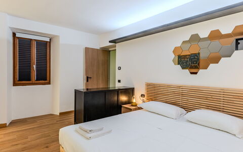 La Torre a Dorio: Diseño De Interiores, Madera, Cama, Habitación, Techo, Suelo, Piso, Lecho, Habitación, Departamento