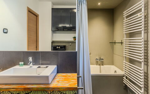 La Torre a Dorio: Baño, Arreglo De Tubería, Piso, Pared, Diseño De Interiores, Suelo, Lavabo, Lavabo Del Baño, Grifo, Techo