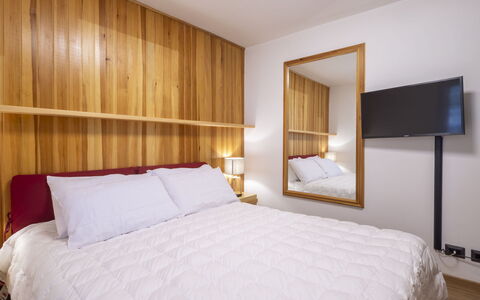 Villa Adele: Cama, Habitación, Madera, Diseño De Interiores, Sábana, Lecho, Piso, Suelo, Linos, Marco De La Cama