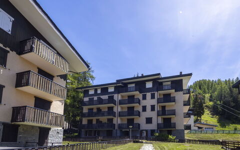 Villa Adele: Barrio Residencial, Departamento, Fachada, Casa, Casa, Condominio, Inmuebles, Balcón, Suburbio, Yarda