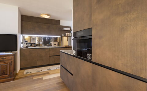 Villa Adele: Piso, Madera, Mueble, Suelo, Diseño De Interiores, Marrón, Mostrador, Cocina, Gabinetes, Suelos De Madera