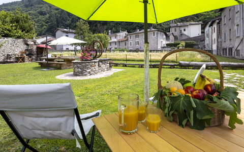 Valtellina 646: Mueble Para Exteriores, Paraguas, Mesa Al Aire Libre, Jardín, Silla, Paisajismo, Patio, Césped, Cocina Y Comedor Mesa, Yarda
