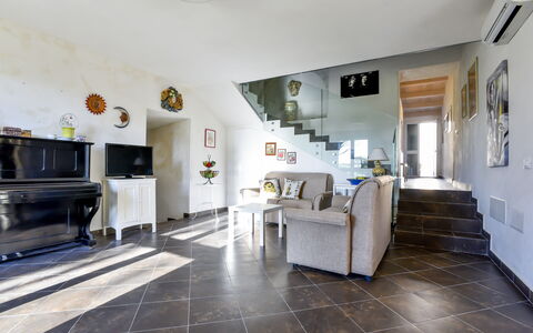 Tenuta Renna: Piso, Diseño De Interiores, Suelo, Mueble, Techo, Encendiendo, Sofá, Habitación, Sala