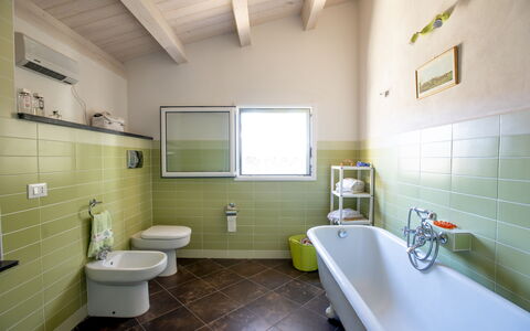 Tenuta Renna: Diseño De Interiores, Arreglo De Tubería, Piso, Suelo, Plomería, Baño, Grifo, Techo, Habitación, Loseta