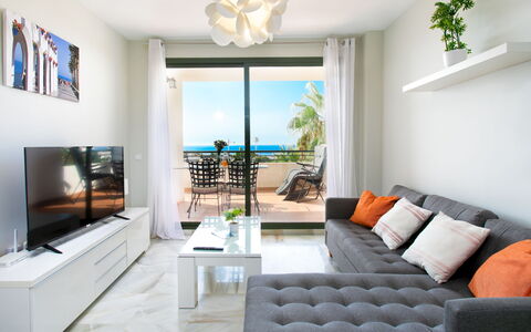 Nerja Center View: Mueble, Diseño De Interiores, Piso, Sofá, Mesa, Sala, Suelo, Departamento, Habitación
