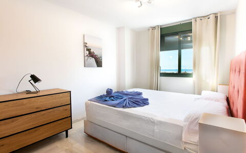 Nerja Center View: Mueble, Cama, Diseño De Interiores, Piso, Habitación, Suelo, Madera, Sábana, Lecho, Habitación