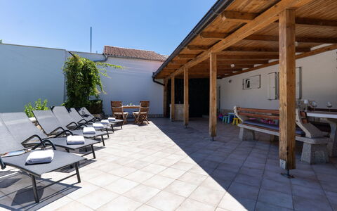 Hidden Hill: Mueble, Mueble Para Exteriores, Suelo, Piso, Material Compuesto, Silla, Sombra, Mesa Al Aire Libre, Piscina, Manchas De Madera