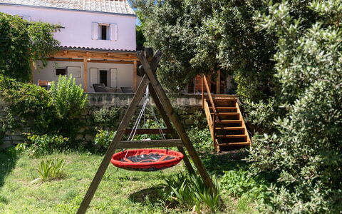 Hidden Hill: Jardín, Patio Interior, Yarda, Sombra, Césped, Paisajismo, Manchas De Madera, Estructura Al Aire Libre, Mueble Para Exteriores, Maceta