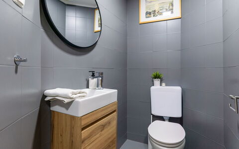 Hidden Hill: Asiento Del Baño, Baño, Diseño De Interiores, Arreglo De Tubería, Piso, Baño, Suelo, Mueble De Baño, Casa, Plomería
