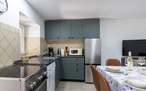 Hidden Hill: Cocina, Aparato De Cocina, Piso, Diseño De Interiores, Electrodoméstico, Mostrador, Suelo, Mueble, Techo, Gabinetes