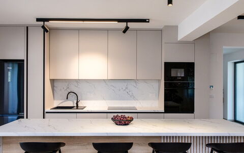 Antica: Cocina, Mueble, Diseño De Interiores, Piso, Pared, Lámpara, Madera, Mostrador, Suelo, Techo
