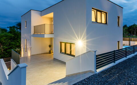 Antica: Casa, Fachada, Arquitectura, Material Compuesto, Balcón, Puerta, Inmuebles, Hormigón, Escalera, Villa