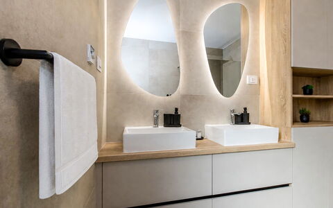 Antica: Diseño De Interiores, Piso, Lavabo Del Baño, Arreglo De Tubería, Espejo, Baño, Mueble De Baño, Suelo, Lavabo, Grifo