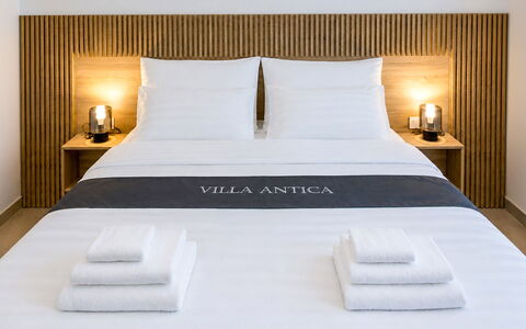 Antica: Cama, Habitación, Mueble, Diseño De Interiores, Madera, Lecho, Sábana, Suelo, Arrojar La Almohada, Marco De La Cama