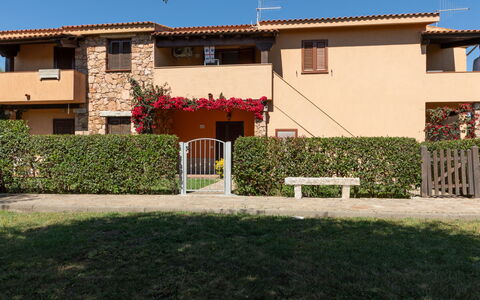 Perla San Teo: Arbusto, Barrio Residencial, Casa, Casa, Jardín, Sombra, Hacienda, Inmuebles, Paisajismo