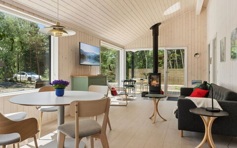 Gizelle - 200M from the Sea: Diseño De Interiores, Piso, Madera, Suelo, Mueble, Techo, Casa, Suelos De Madera, Sala, Lámpara