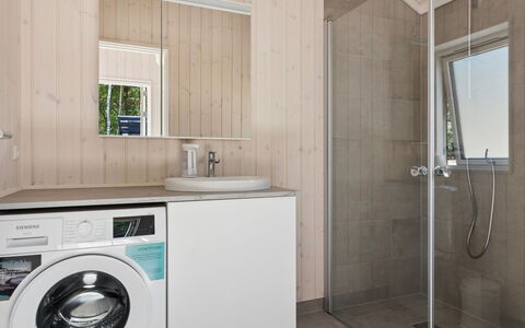Gizelle - 200M from the Sea: Piso, Suelo, Diseño De Interiores, Arreglo De Tubería, Madera, Techo, Lavabo, Habitación, Baño, Mueble De Baño