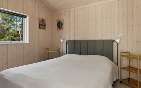 Gizelle - 200M from the Sea: Habitación, Madera, Cama, Mueble, Piso, Diseño De Interiores, Suelo, Sábana, Techo, Lecho