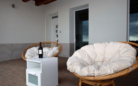 Villa Marzia: Mueble, Madera, Diseño De Interiores, Suelo, Piso, Suelos De Madera, Habitación, Manchas De Madera, Silla, Madera Dura